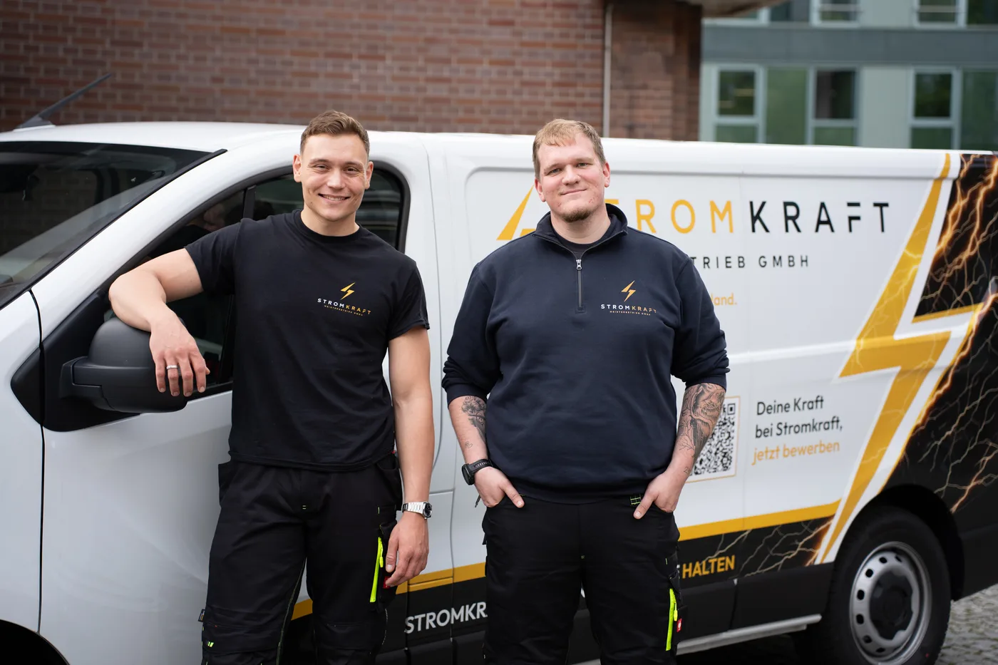 Tim Lengowski und Erik Oltersdorff vor dem Stromkraft Einsatzfahrzeug